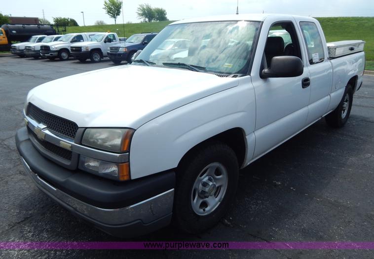 image for item G3206 2004 Chevrolet Silverado 1500 Extended Cab pickup truck