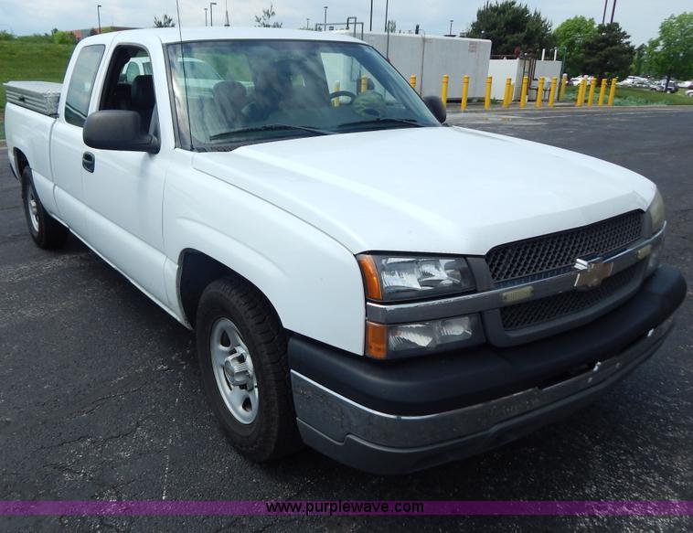 image for item G3206 2004 Chevrolet Silverado 1500 Extended Cab pickup truck