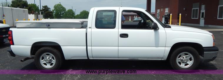 image for item G3206 2004 Chevrolet Silverado 1500 Extended Cab pickup truck