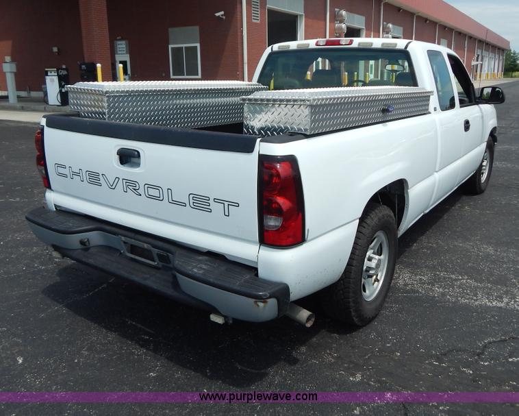 image for item G3206 2004 Chevrolet Silverado 1500 Extended Cab pickup truck