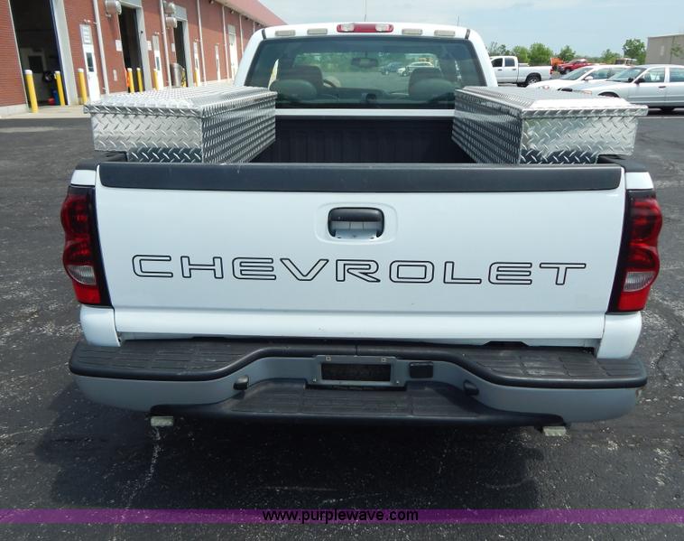 image for item G3206 2004 Chevrolet Silverado 1500 Extended Cab pickup truck