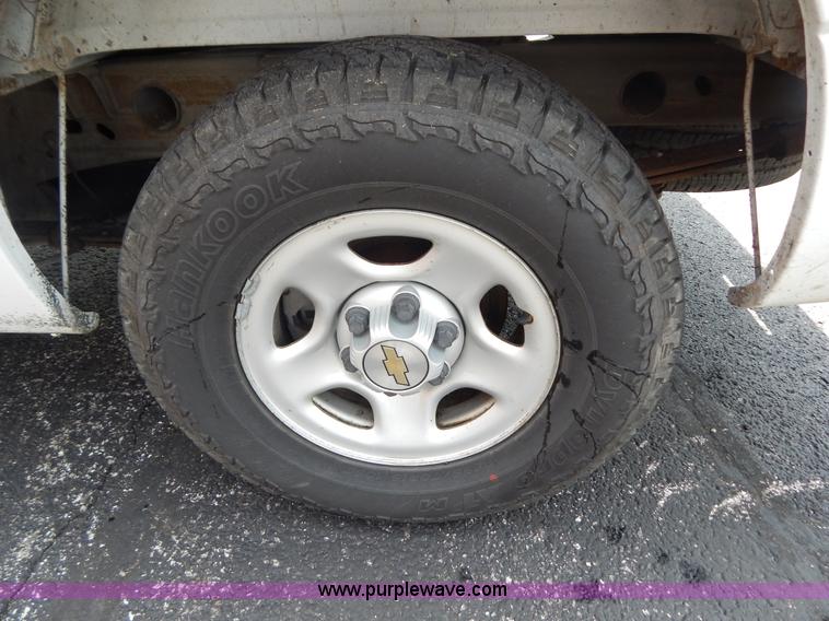 image for item G3206 2004 Chevrolet Silverado 1500 Extended Cab pickup truck