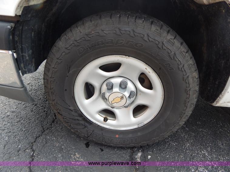 image for item G3206 2004 Chevrolet Silverado 1500 Extended Cab pickup truck