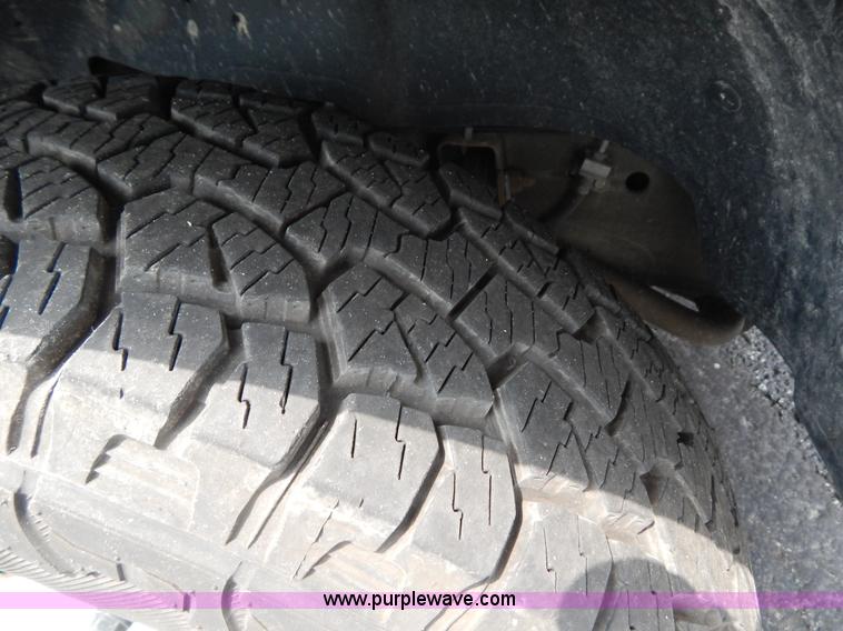 image for item G3206 2004 Chevrolet Silverado 1500 Extended Cab pickup truck