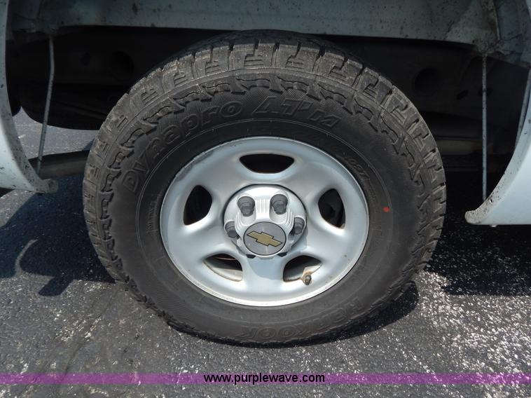 image for item G3206 2004 Chevrolet Silverado 1500 Extended Cab pickup truck