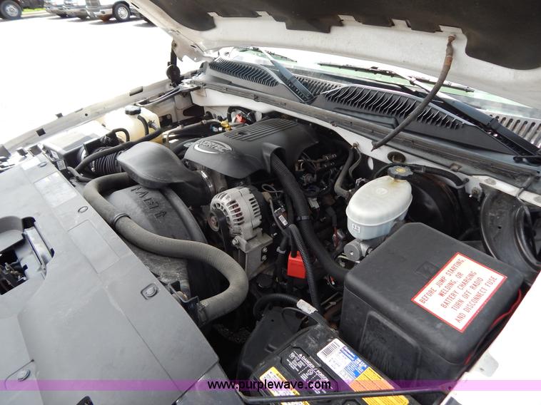 image for item G3206 2004 Chevrolet Silverado 1500 Extended Cab pickup truck