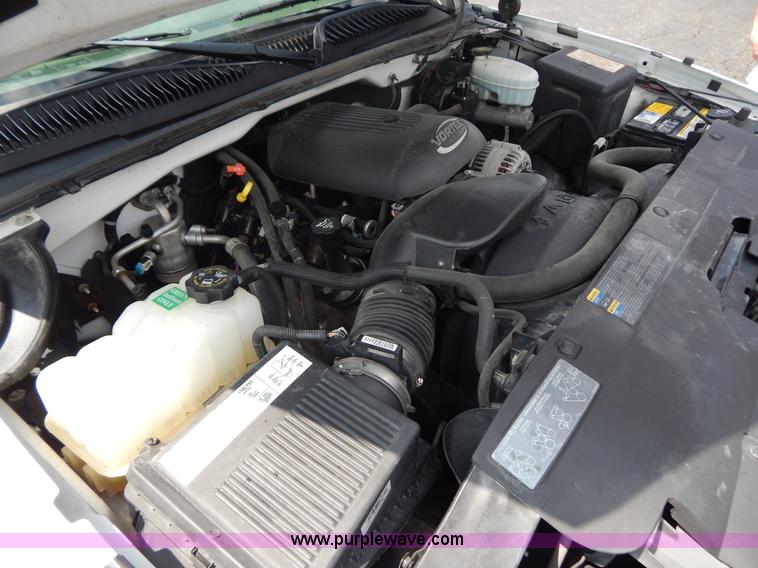 image for item G3206 2004 Chevrolet Silverado 1500 Extended Cab pickup truck