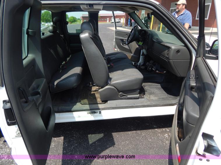 image for item G3206 2004 Chevrolet Silverado 1500 Extended Cab pickup truck