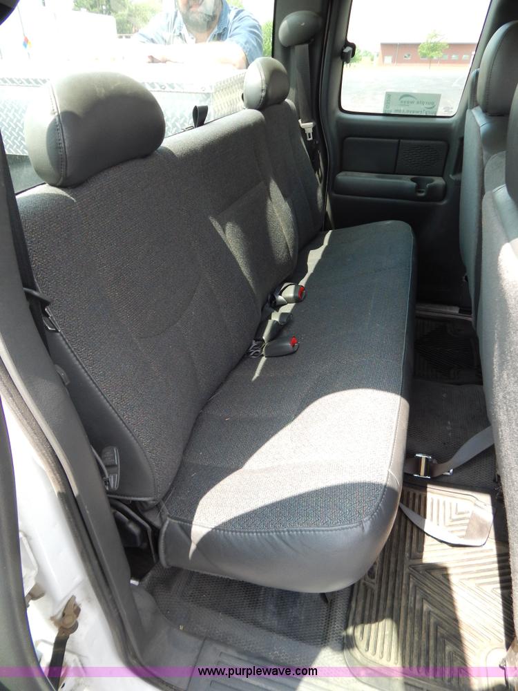 image for item G3206 2004 Chevrolet Silverado 1500 Extended Cab pickup truck