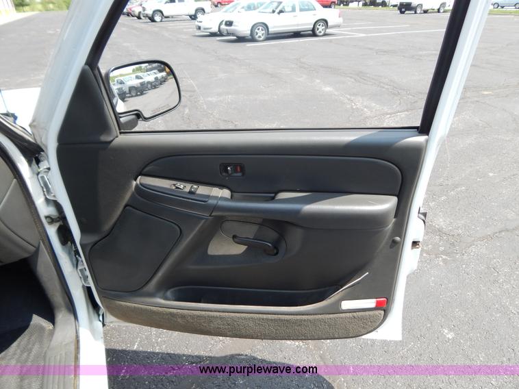 image for item G3206 2004 Chevrolet Silverado 1500 Extended Cab pickup truck