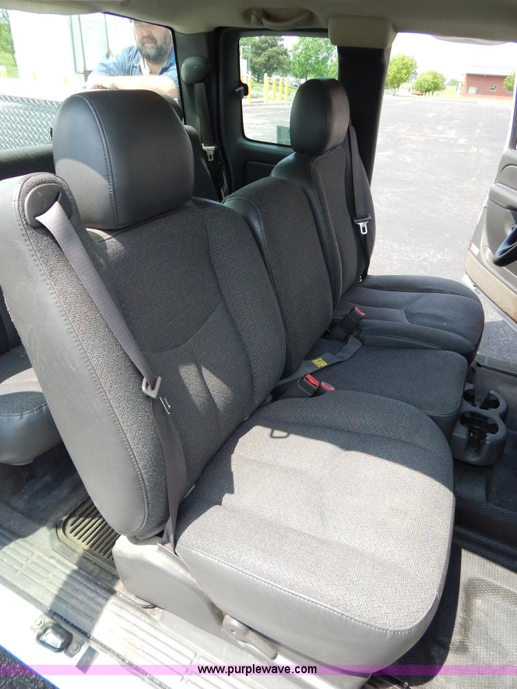 image for item G3206 2004 Chevrolet Silverado 1500 Extended Cab pickup truck