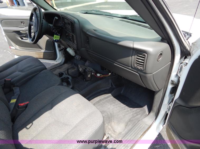 image for item G3206 2004 Chevrolet Silverado 1500 Extended Cab pickup truck