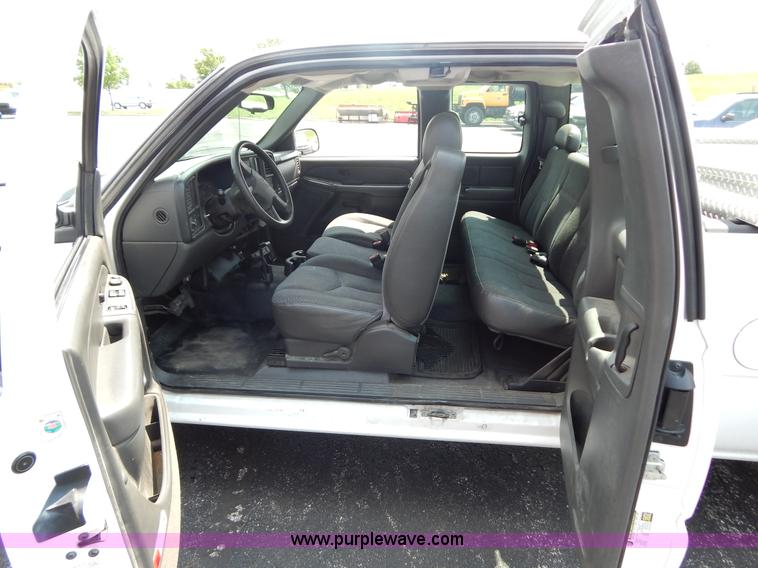 image for item G3206 2004 Chevrolet Silverado 1500 Extended Cab pickup truck