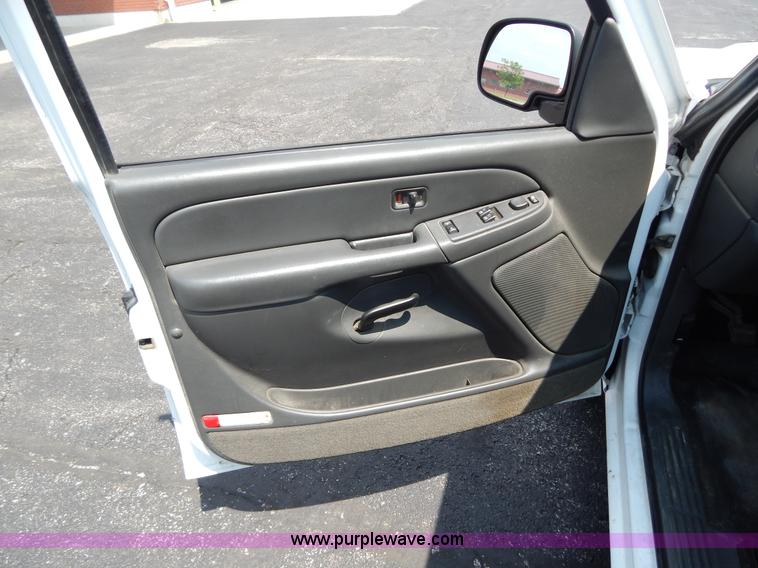 image for item G3206 2004 Chevrolet Silverado 1500 Extended Cab pickup truck