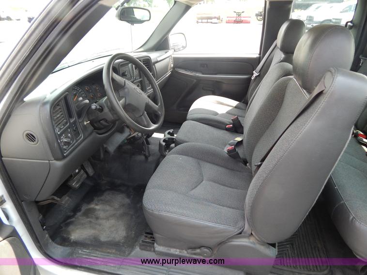 image for item G3206 2004 Chevrolet Silverado 1500 Extended Cab pickup truck