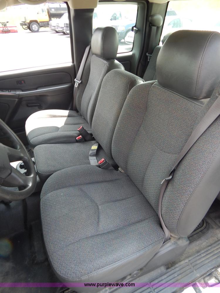 image for item G3206 2004 Chevrolet Silverado 1500 Extended Cab pickup truck