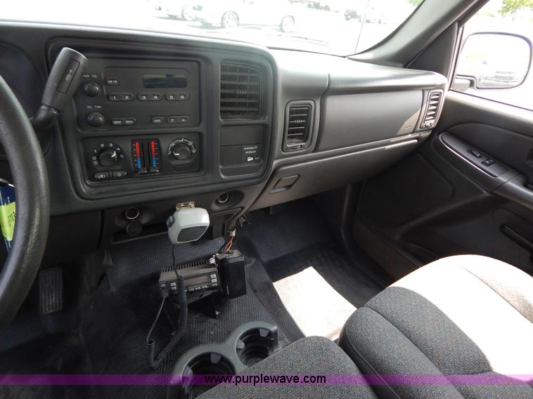 image for item G3206 2004 Chevrolet Silverado 1500 Extended Cab pickup truck