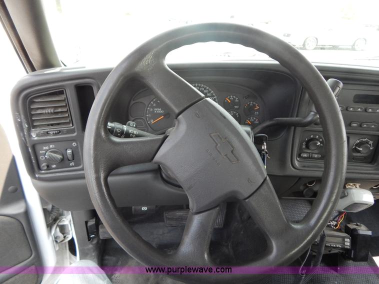 image for item G3206 2004 Chevrolet Silverado 1500 Extended Cab pickup truck