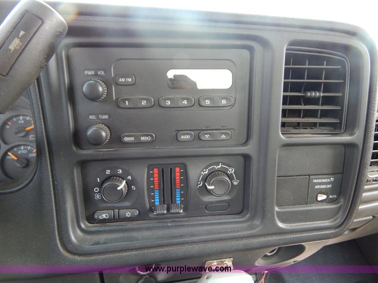 image for item G3206 2004 Chevrolet Silverado 1500 Extended Cab pickup truck