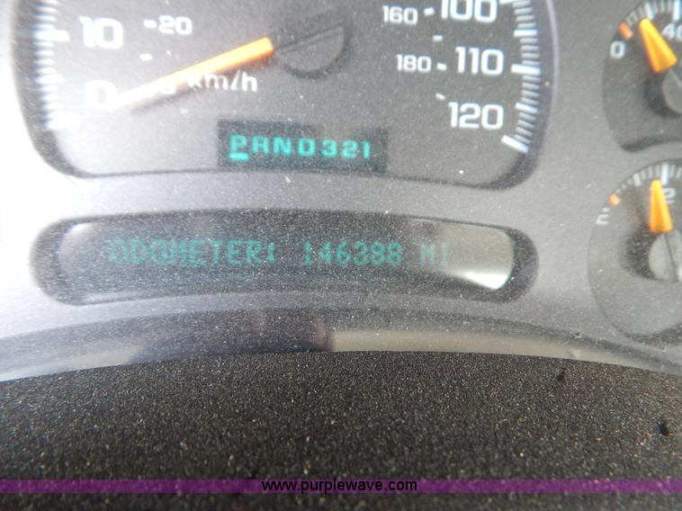 image for item G3206 2004 Chevrolet Silverado 1500 Extended Cab pickup truck