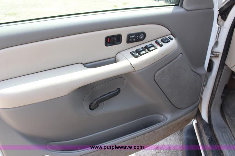 image for item G5094 2001 Chevrolet Suburban 1500 SUV