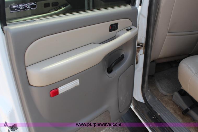 image for item G5094 2001 Chevrolet Suburban 1500 SUV