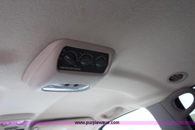 image for item G5094 2001 Chevrolet Suburban 1500 SUV