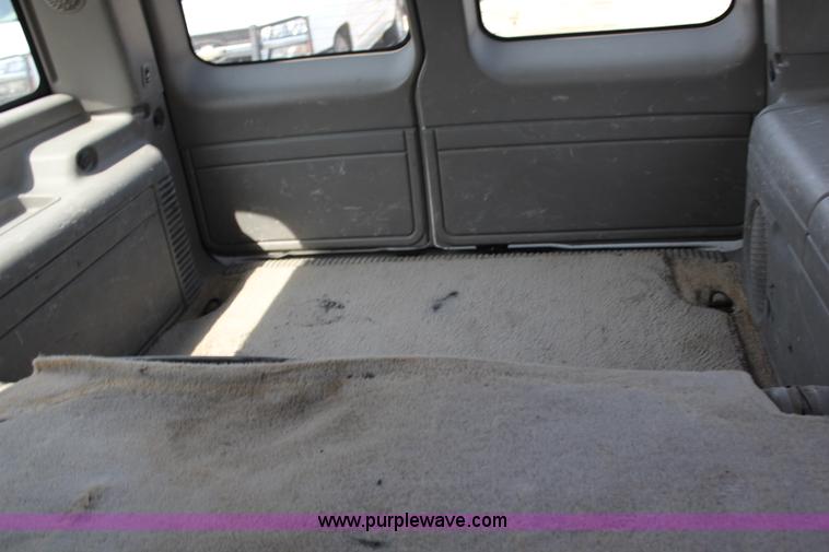 image for item G5094 2001 Chevrolet Suburban 1500 SUV