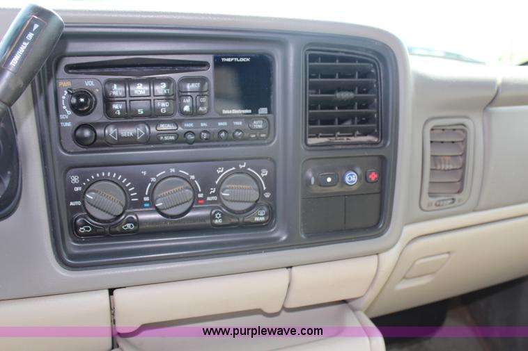 image for item G5094 2001 Chevrolet Suburban 1500 SUV