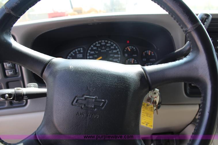 image for item G5094 2001 Chevrolet Suburban 1500 SUV