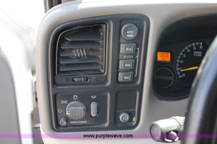 image for item G5094 2001 Chevrolet Suburban 1500 SUV