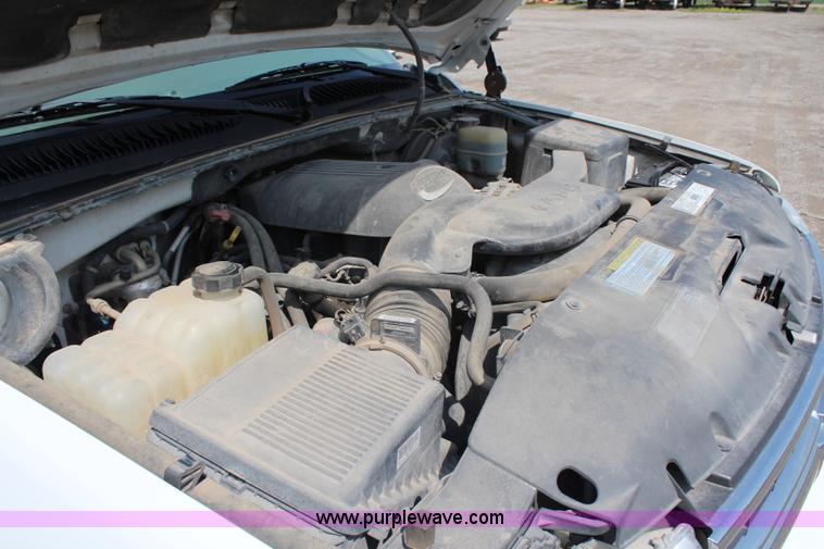 image for item G5094 2001 Chevrolet Suburban 1500 SUV