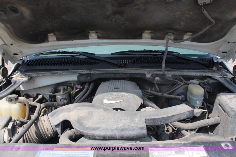 image for item G5094 2001 Chevrolet Suburban 1500 SUV