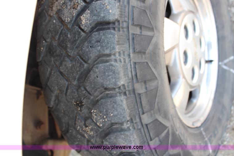 image for item G5094 2001 Chevrolet Suburban 1500 SUV