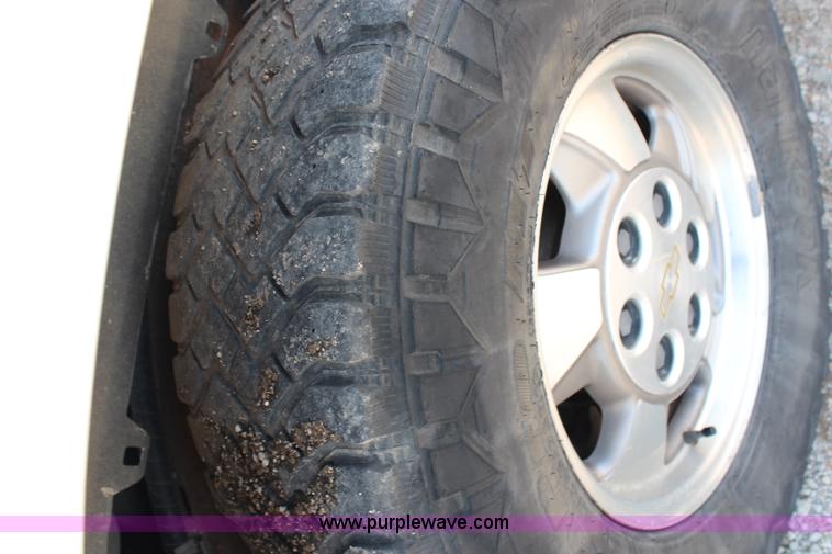 image for item G5094 2001 Chevrolet Suburban 1500 SUV