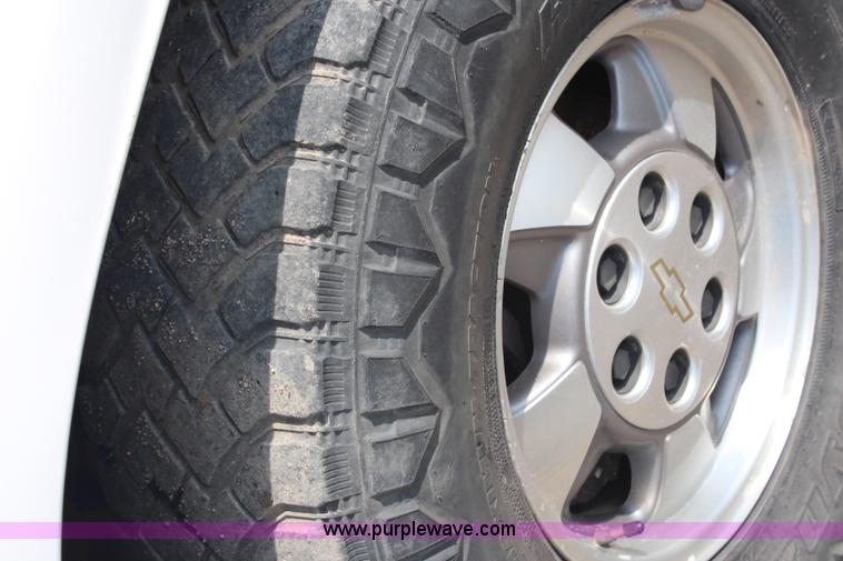 image for item G5094 2001 Chevrolet Suburban 1500 SUV