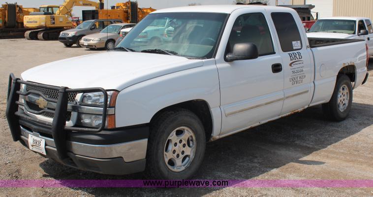 image for item G5095 2003 Chevrolet Silverado 1500 Extended Cab pickup truck