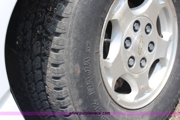 image for item G5095 2003 Chevrolet Silverado 1500 Extended Cab pickup truck