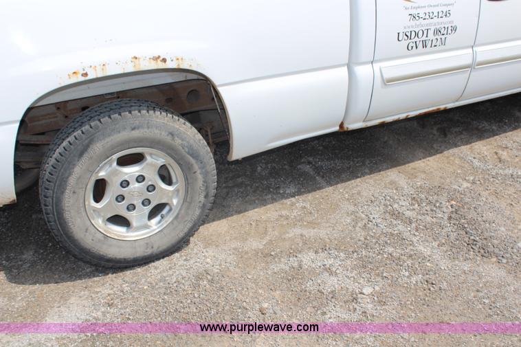 image for item G5095 2003 Chevrolet Silverado 1500 Extended Cab pickup truck