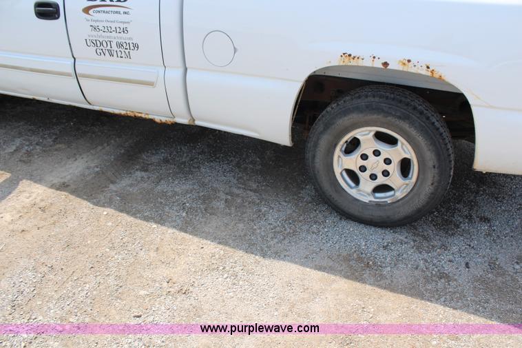 image for item G5095 2003 Chevrolet Silverado 1500 Extended Cab pickup truck