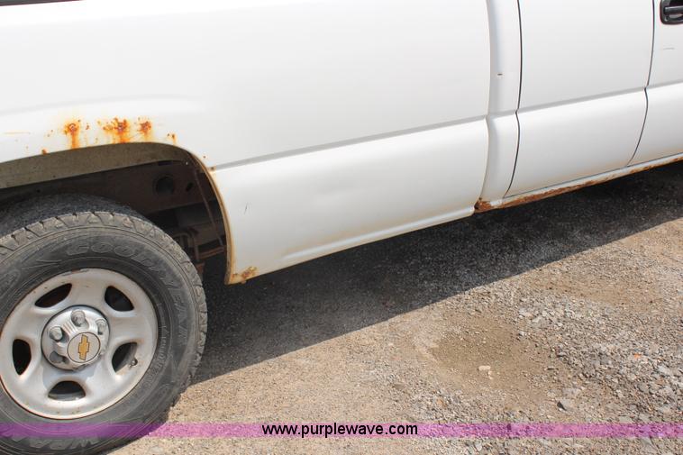 image for item G5097 2003 Chevrolet Silverado 1500 Extended Cab pickup truck