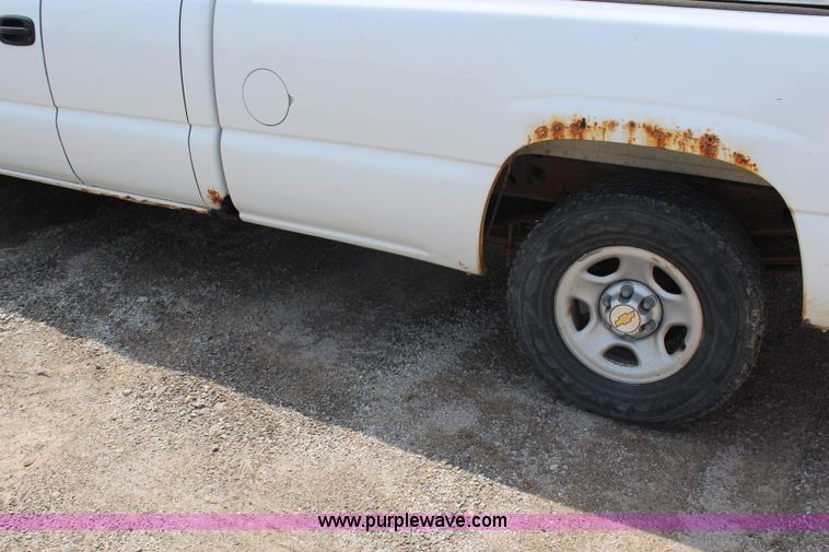 image for item G5097 2003 Chevrolet Silverado 1500 Extended Cab pickup truck