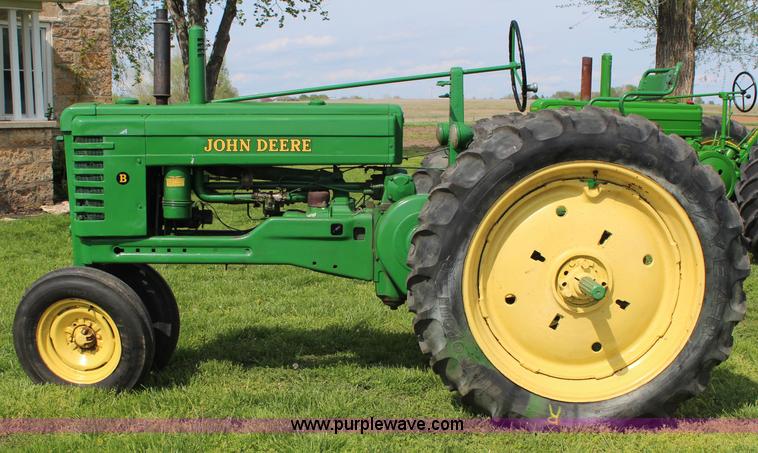 image for item G5394 1952 John Deere B tractor