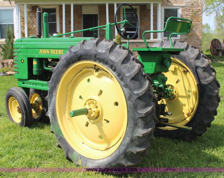 image for item G5394 1952 John Deere B tractor