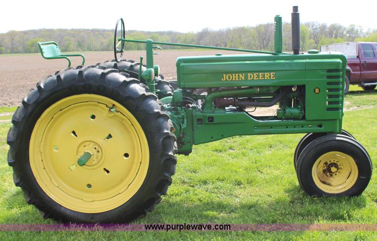 image for item G5394 1952 John Deere B tractor