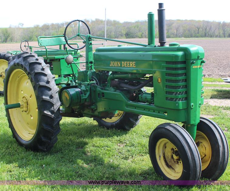 image for item G5394 1952 John Deere B tractor