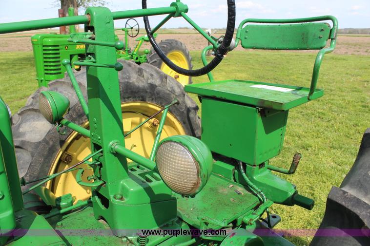 image for item G5394 1952 John Deere B tractor