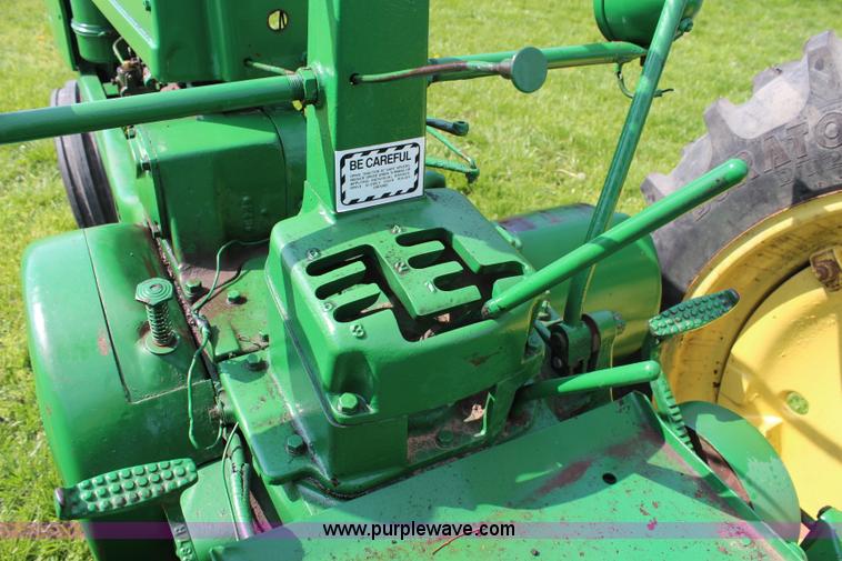 image for item G5394 1952 John Deere B tractor