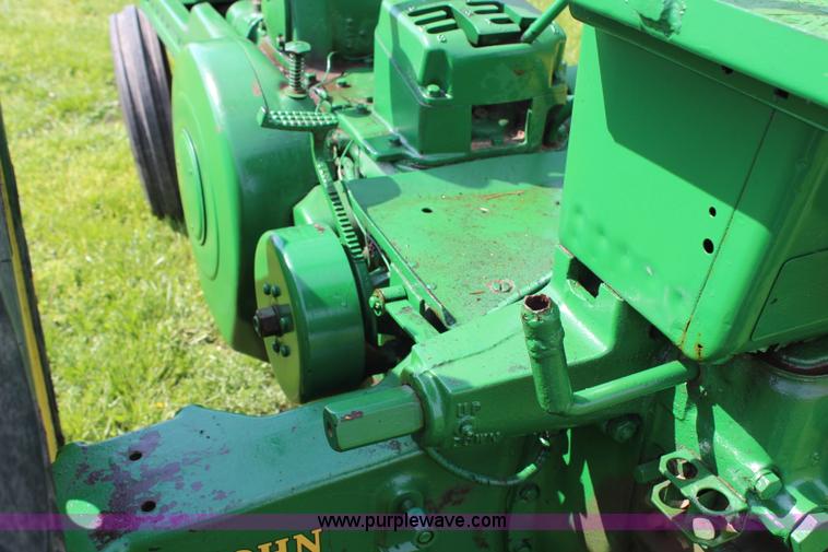 image for item G5394 1952 John Deere B tractor