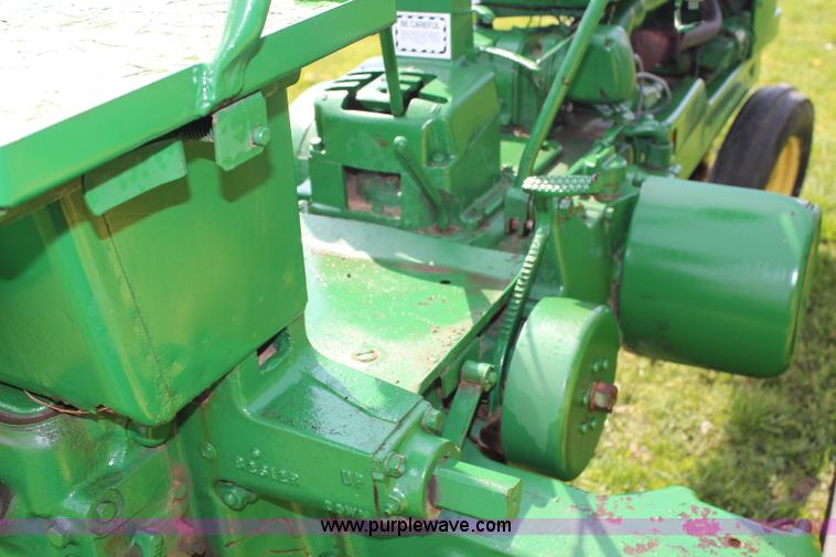 image for item G5394 1952 John Deere B tractor